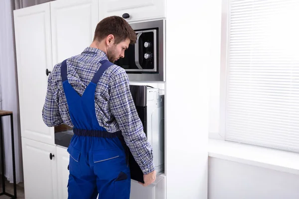Male Technician Overall Installing Oven Kitchen — Stock Photo, Image