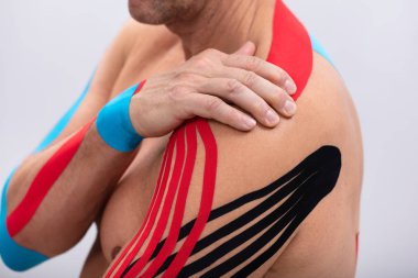 Kaslı adam omzunun kasette fizyo Close-up