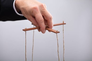 Bir iş adamının El Manipülasyonu Marionette 'in İple Çekimi 