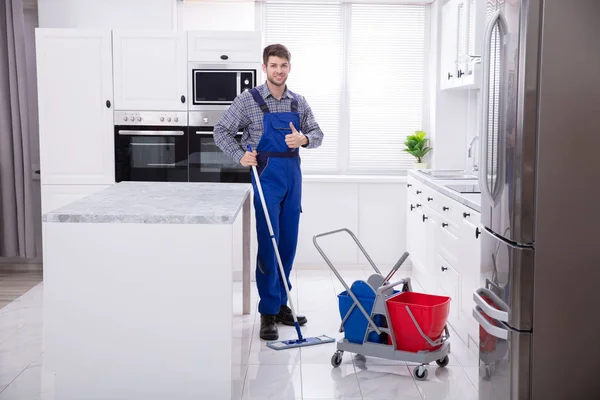 Homem Zelador Limpeza Chão Com Esfregona Cozinha — Fotografia de Stock