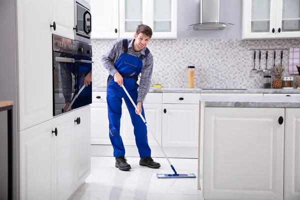 Sonriente Conserje Masculino Limpieza Piso Con Fregona Cocina —  Fotos de Stock