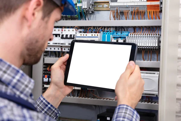 Técnico Sosteniendo Tableta Digital Con Pantalla Blanco Delante Caja Fusibles —  Fotos de Stock