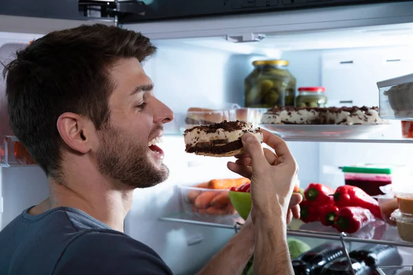 Retrato Hombre Feliz Comiendo Pastel Cerca Refrigerador Abierto —  Fotos de Stock