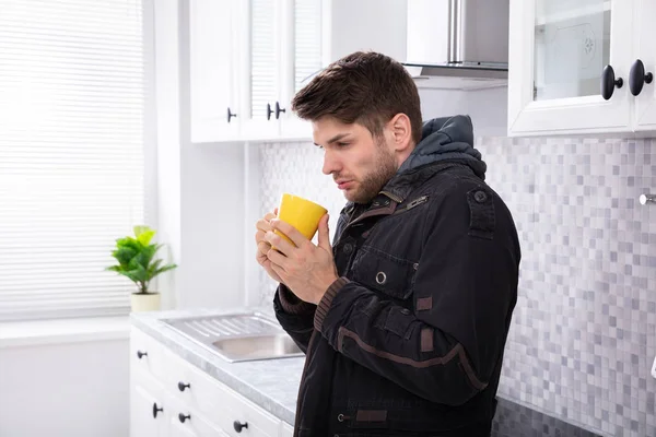 Vista Lateral Homem Doente Que Bebe Café Que Está Cozinha — Fotografia de Stock
