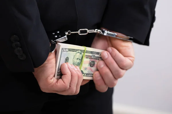 Close Van Hand Van Een Gearresteerde Zakenman Die Hebt Dollar — Stockfoto