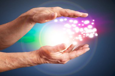 Parlak Arkaplan Karşısında Bir Kişinin Elini Tutan Işığın Yakın Çekimi