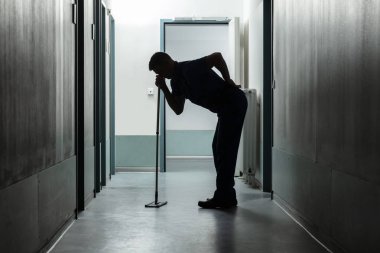 Yerleri temizlerken bir adamın arka kapısından acı çekmesi
