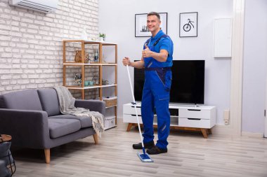 Olgun Erkek Temizlikçi Evde Paspas ile Temizlik