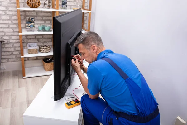 Técnico Masculino Reparando Televisão Com Multímetro Digital Casa — Fotografia de Stock