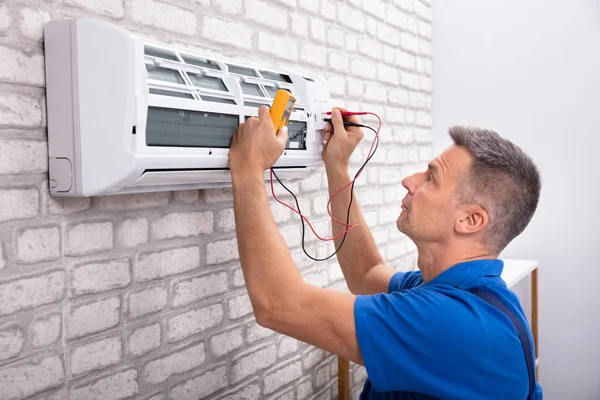 Manlig Elektriker Kontrollerar Luftkonditionering Med Digital Multimeter — Stockfoto