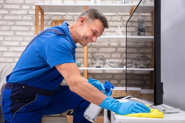 Hombre Feliz Que Usa Guantes Que Limpian Los Muebles Con —  Fotos de Stock