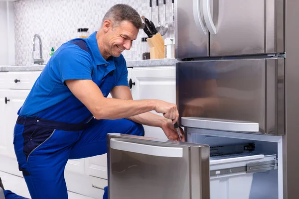 Matura Maschio Serviceman Riparazione Frigorifero Con Cassetta Degli Attrezzi Cucina — Foto Stock