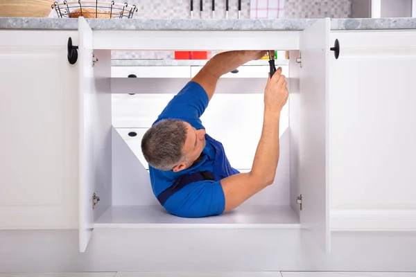 Side View Male Handyman Fixing Cabinet Using Screwdriver Kitchen — Stock Photo, Image