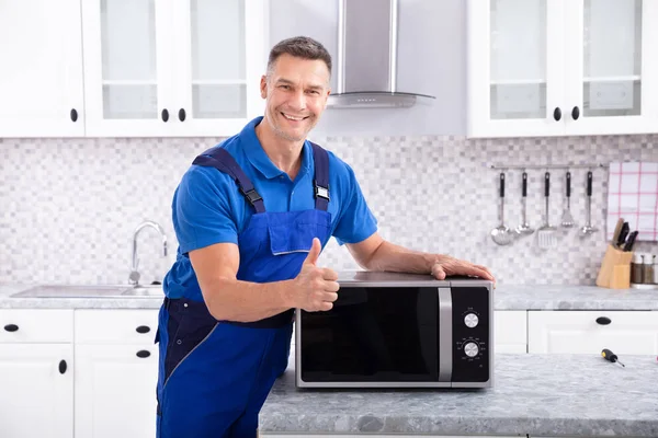 Volwassen Man Repareren Microgolf Oven Keuken — Stockfoto