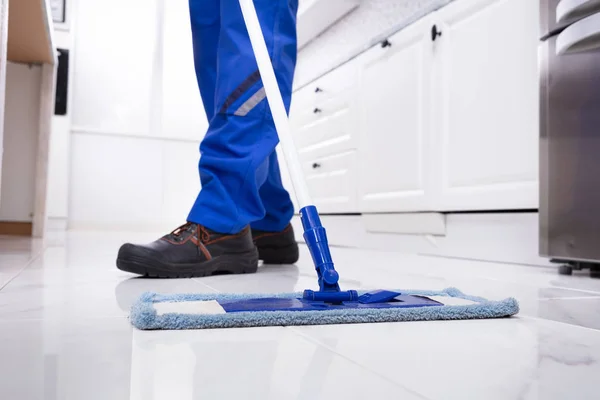 Lage Sectie Van Een Man Schoonmaken Van Wit Marmeren Vloer — Stockfoto