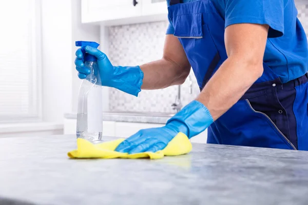 Seção Intermediária Zelador Masculino Que Limpa Contador Sujo Cozinha Com — Fotografia de Stock