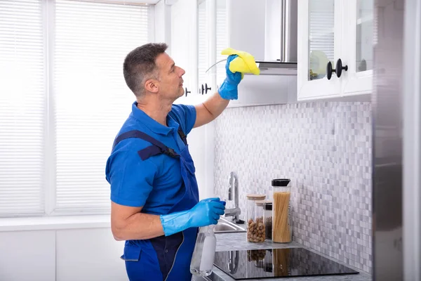 Capilla Masculina Madura Cocina Limpieza Del Conserje Con Servilleta Detergente —  Fotos de Stock