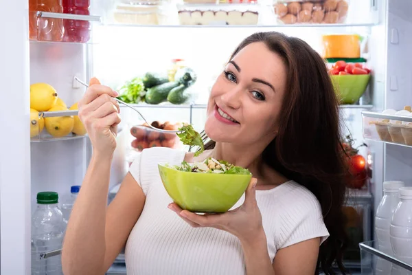 Retrato Uma Jovem Mulher Feliz Comendo Salada Tigela — Fotografia de Stock