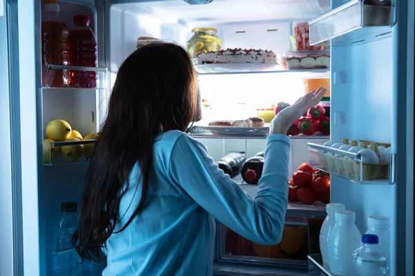 Vista Trasera Una Mujer Joven Pie Frente Refrigerador Abierto Encogiéndose —  Fotos de Stock