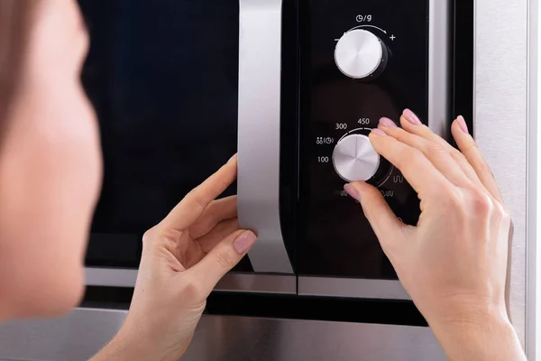 Close Mão Uma Mulher Ajustando Temperatura Forno Microondas — Fotografia de Stock