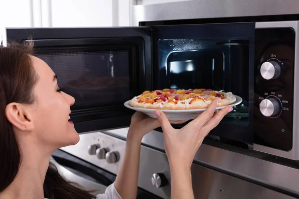 Close Happy Woman Baking Pizza Microwave Oven — Stock Photo, Image