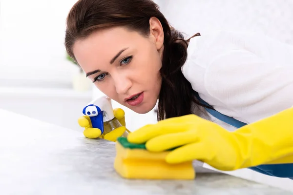 Primer Plano Una Joven Limpiando Mostrador Cocina Sucio Con Esponja — Foto de Stock