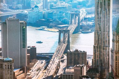Brooklyn Köprüsü'nün Doğu Nehri ile New York Cityscape üzerinde yükseltilmiş görünümünü