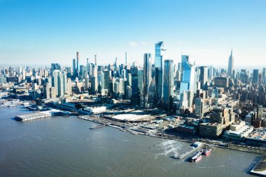 Manhattan siluetinin Yeni Dünya Ticaret Merkezi'nin önünde Hudson Nehri ile