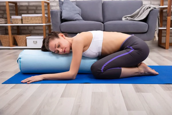 Jonge Vrouw Thuis Het Beoefenen Van Yoga Bolster — Stockfoto