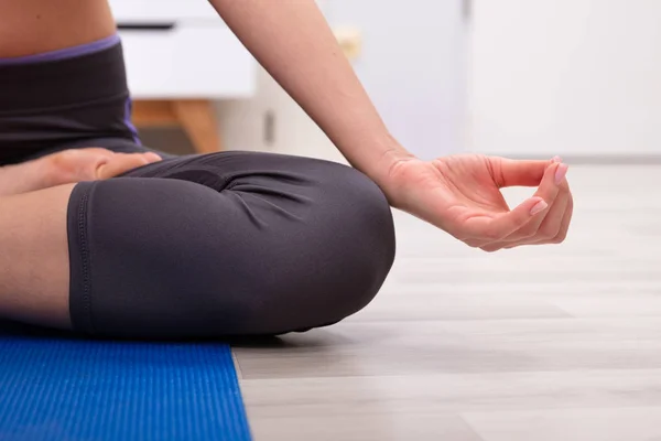 Close Womans Hand Medaning Lotus Position — 스톡 사진