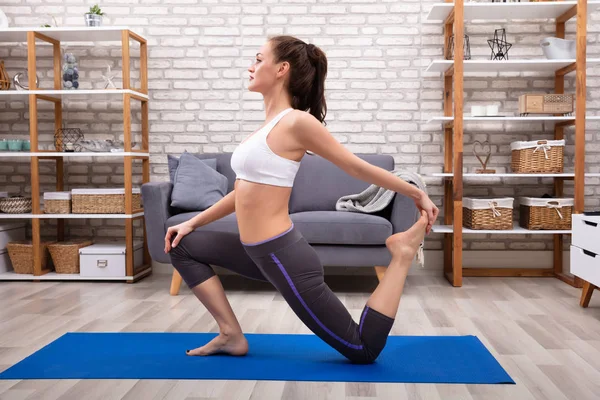 Zijaanzicht Van Een Jonge Vrouw Sportkleding Beoefenen Van Yoga Fitness — Stockfoto