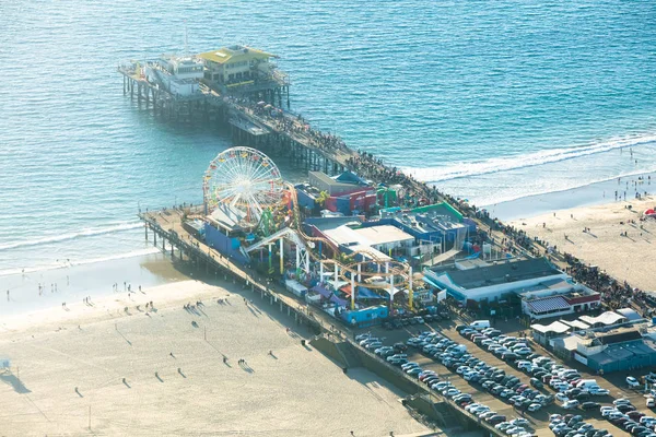 Pemandangan Sudut Tinggi Roda Ferris Dermaga Santa Monica Bersejarah — Stok Foto