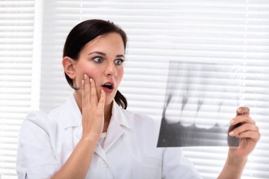 Şok olmuş Kadın Diş Hekimi Diş Röntgeni Klinikte Bekliyor