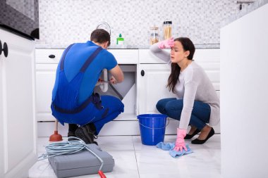 Yorgun Kadın Mutfakta Yerleri Temizlerken Erkek Tesisatçı Lavabo Tamiri
