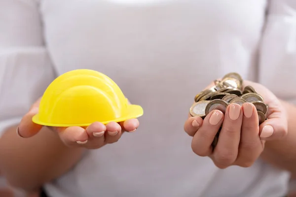 Primer Plano Mano Una Persona Sosteniendo Amarillo Hardhat Monedas Oro — Foto de Stock