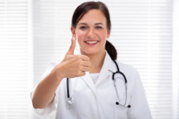 Vista Frontal Mujer Feliz Médico Mostrando Pulgar Pie Clínica — Foto de Stock