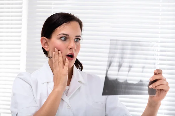 Dentista Feminina Chocada Olhando Raio Dente Clínica — Fotografia de Stock
