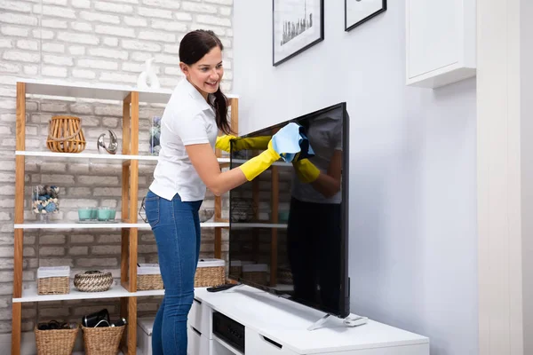 Primer Plano Mujer Usando Tela Para Limpiar Televisión Casa —  Fotos de Stock