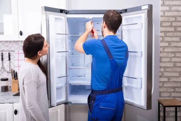Mujer Mirando Macho Reparador Fijación Refrigerador Con Destornillador — Foto de Stock