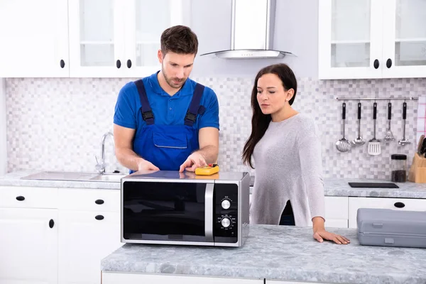 Mulher Bonita Que Está Perto Reparador Que Repara Forno Usando — Fotografia de Stock