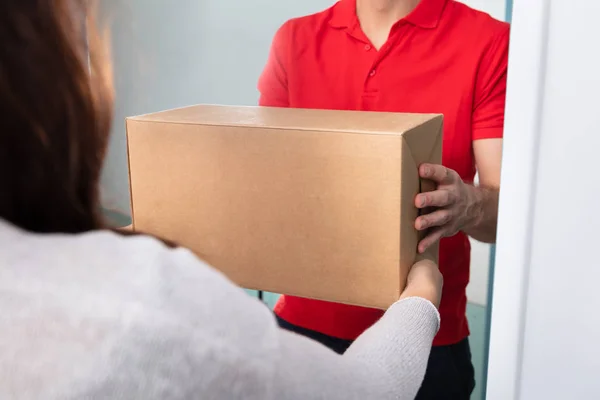 Primer Plano Mujer Que Toma Caja Cartón Del Hombre Entrega — Foto de Stock