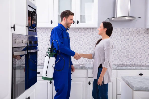 Male Pest Control Worker Shaking Hands Happy Woman Kitchen — Stock Photo, Image