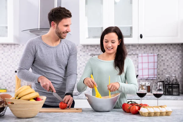 Marido Que Olha Sua Esposa Cortar Tomate Placa Corte Madeira — Fotografia de Stock