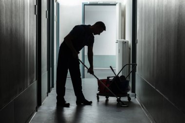 Erkek Temizlikçinin Silueti Temizlik Koridoru