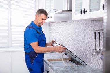 Mutfakta olgun tamirci indüksiyon yükleme soba