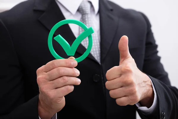 Close Empresário Mão Segurando Verde Verifique Mark Icon — Fotografia de Stock