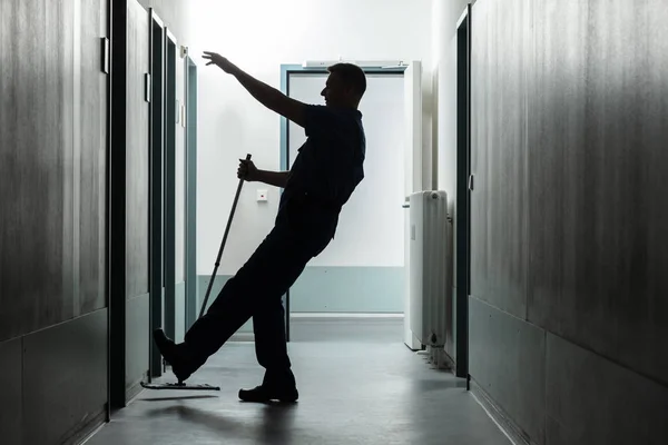 Silhouet Van Een Volwassen Man Valt Terwijl Dweilen Vloer Hal — Stockfoto