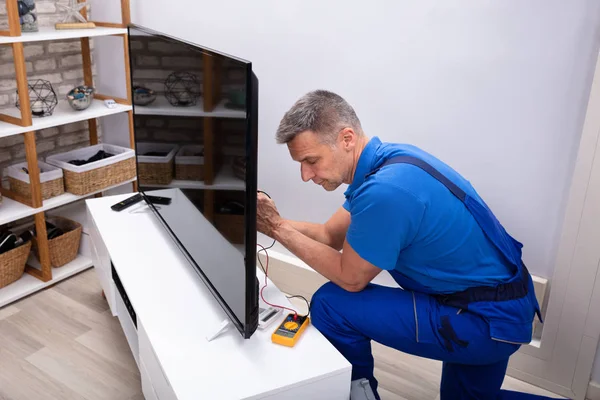 Técnico Masculino Reparando Televisión Con Multímetro Digital País —  Fotos de Stock