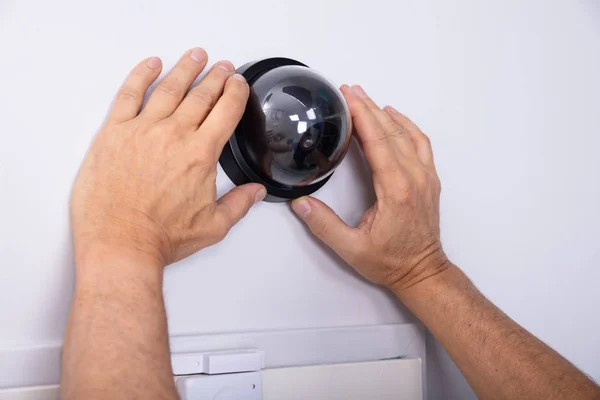 Primer Plano Del Técnico Masculino Que Instala Cámara Vigilancia Pared —  Fotos de Stock