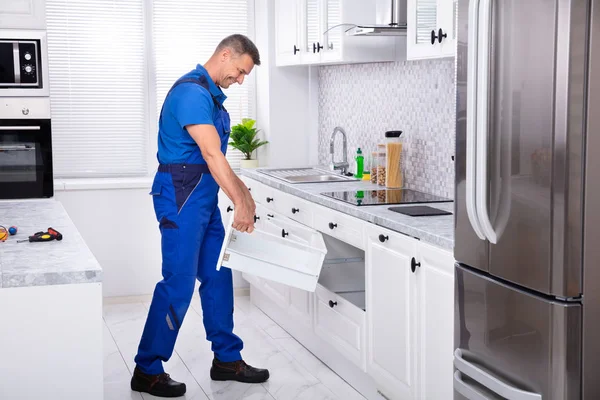 Feliz Handyman Que Fixa Gaveta Armário Casa — Fotografia de Stock